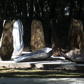 Maria Bonomi, Naiades, 2000. Lâminas metálicas em relevos côncavos e convexos, fundidas em alumínio, latão e bronze, auto portantes. Medidas variáveis 120 x 100 x 9 cm