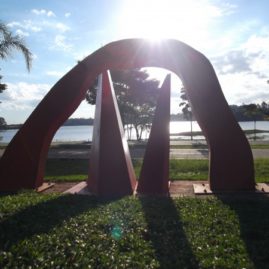 Gilberto Salvador, Oxum Obalá, 2003. Chapa de aço cortem (SAC 50) de 6 mm, aplicação de jato de areia e epóxi com acabamento em tinta P.U. 2,8m x 4,0m x 2,0m.