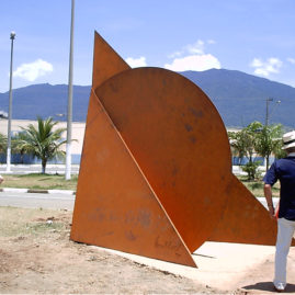  Emanoel Araujo, Sem Título. Chapa de aço cortem (SAC 50) de 13mm, aplicação de jato de areia e acabamento sem tinta para oxidação.  3,5m x 2,5m x 2,5m.