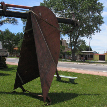 Artur Lescher. Aço corten. 2,70m x 3,00m x 1,50m.