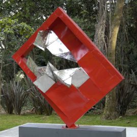 Caciporé Torres. Escultura em metal pintado. 250 x 110 cm.