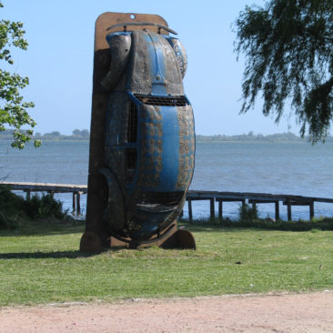 Guilherme Müller. Aço corten. 4,40m x 2,20m x 1,40m.