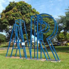 Rubens Gerchman, Ar, 2003. Tubo de aço metalon 60 mm, aplicação de jato de areia 220/280, aplicação de base de primer Epóxi, acabamento com tinta PU azul, chapa de aço de 5/8. 