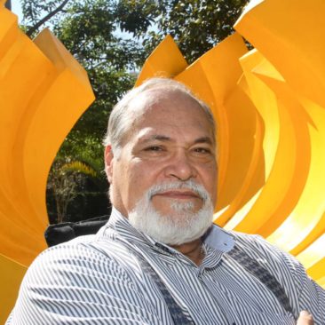 Gilberto Salvador, Zíper Concha. Fibra de vidro policromada de cor amarela. 2,60 x 4,50 x 3,40m.